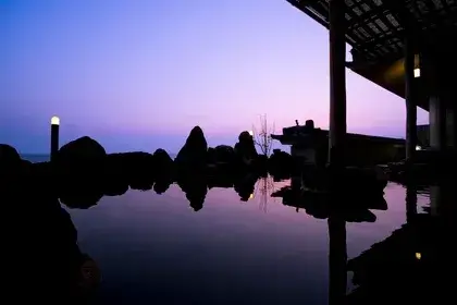 露天風呂からの夕景です。この景色を見ていると日常を忘れられるという声を多く頂いています。愛知県のリゾート地南知多で、一緒に働きませんか？