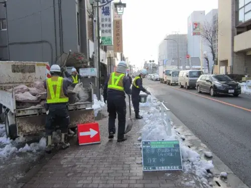 除雪等、災害の際、技術的事項についての援助、労働者の技能に関する教育、安全衛生に関する情報の収集など積極的な事業活動を展開しています。