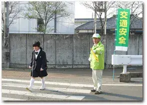 毎週月曜日の朝に本社前交差点にて、登校する小・中学校生の安全を見守るとともに 元気なあいさつで地域を盛り上げています。