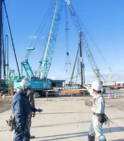 地域のランドマークとなるような建築物や人々の豊かな生活に欠かせない土木事業などにも関わり、地域に貢献しています。多くの人の笑顔を感じることができる仕事です。