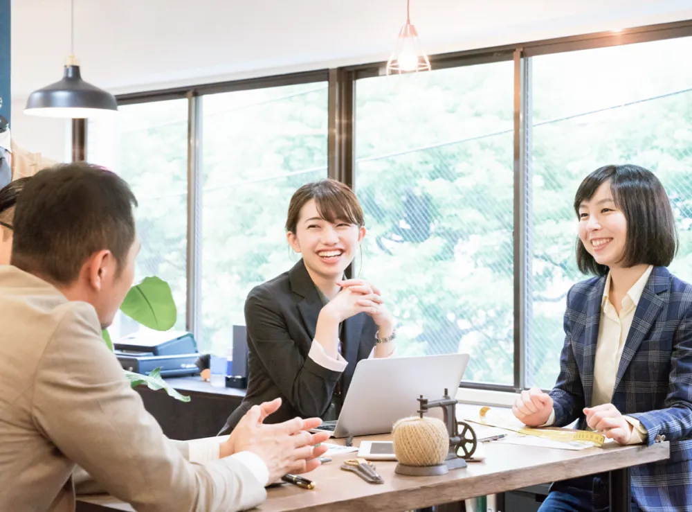 【オフィス内装デザイナー】休日125日／転勤無／前職給与保証