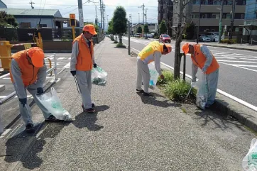 当社では地域貢献の一環として、ごみ拾いや草刈り、立哨（りっしょう）などの地域活動に積極的に取り組んでいます。