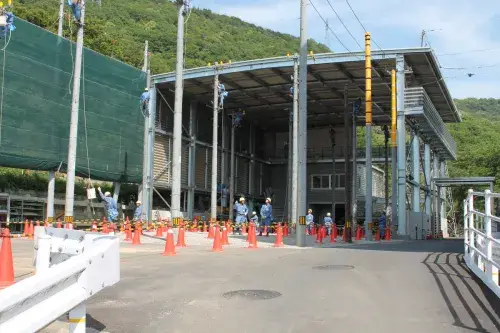 屋根のある半屋内での実習研修作業