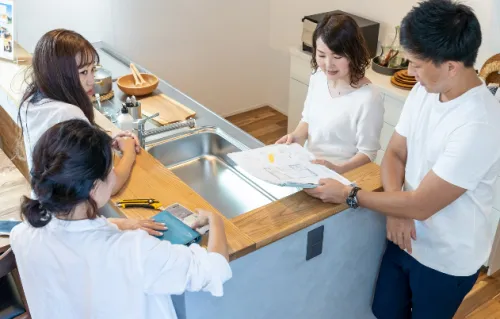 長期在庫がないように販売計画を立て、買い手を見つけるための販売活動を行います。