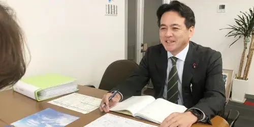 定年は65歳ですが、再雇用制度を利用すれば最長70歳まで働けます。 長く働き続けたい方は大歓迎です！